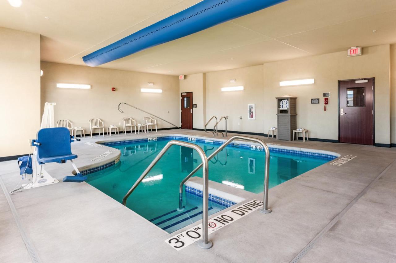 Cobblestone Hotel & Suites Appleton International Airport Neenah Exterior foto